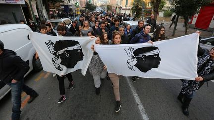 Des manifestants défilent à Ajaccio (Corse du Sud), le 27 décembre 2015. (MAXPPP)