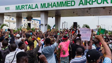 Des manifestants à Lagos (Nigeria) observent une minute de silence&nbsp;en mémoire des victimes des violences policières, le 19 octobre 2020. (BENSON IBEABUCHI / AFP)