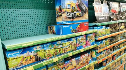 Un rayon de jouets de la marque playmobil en partie vide dans un magasin de jouets de l enseigne La Grande Recre.&nbsp; (NICOLAS GUYONNET / HANS LUCAS via AFP)