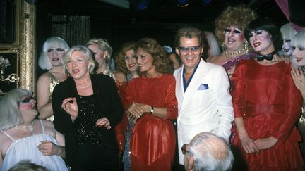 &nbsp;Line Renaud et Michou entourent Dalida lors d'une soirée dans un cabaret. (LECOEUVRE PHOTOTHEQUE)