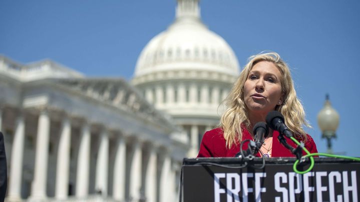 La républicaine Marjorie Taylor Greene lors d'un discours devant le Capitole, à Washington, le 28 avril 2022. (BONNIE CASH / UPI / SHUTTERSTOCK / SIPA)