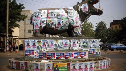 Une statue d'hippopotame est recouverte d'affiches &eacute;lectorale &agrave; Bamako (Mali), le 19 novembre 2013. (JEROME DELAY / AP / SIPA)