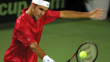 Le Suisse Roger Federer effectue un revers vers le Français Arnaud Clément, le 08 avril 2001 à Neuchatel (Suisse), lors du deuxième simple des quarts de finale de la Coupe Davis de tennis Suisse-France. (JACQUES DEMARTHON / AFP)