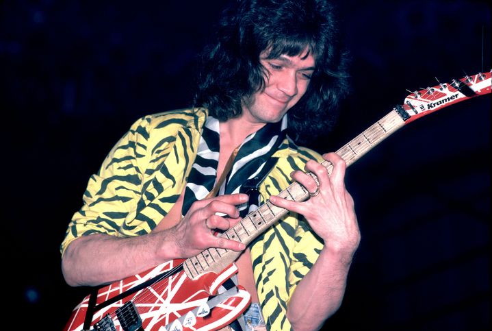 Le virtuose Eddie Van Halen, toujours joueur et souriant sur sa guitare, ici en janvier 1984 à Jacksonville (Etats-Unis). (PAUL NATKIN / WIREIMAGE / GETTY IMAGE)