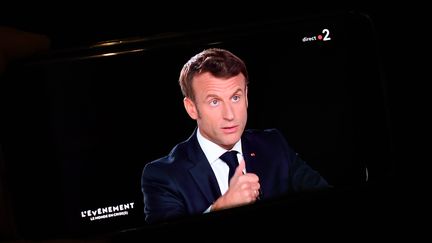 Emmanuel Macron interviewé dans l'émission de France 2 "L'Evenement", le 12 octobre 2022. (MOURAD ALLILI / MAXPPP)