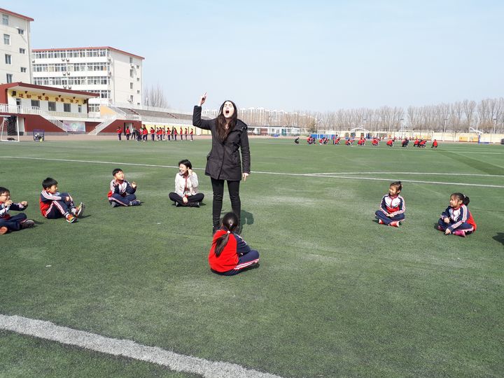 Du sport en français lors d'un cours mené par Manon Parquet&nbsp;dans une école franco-chinoise, de la banlieue de Pékin. (DOMINIQUE ANDRÉ / RADIO FRANCE)