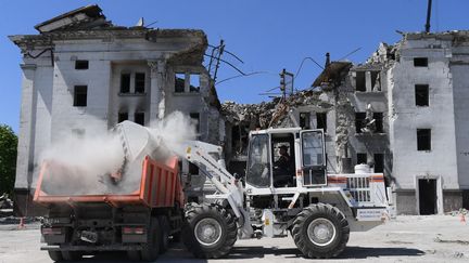 Le théâtre de Marioupol (Ukraine) bombardé le 16 mars 2022. (ALEXEY KUDENKO / SPUTNIK / AFP)