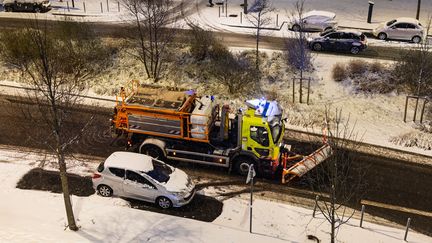 Un engin répand du sel sur la chaussée, le 17 janvier 2024, à Lille (Nord). (SAMEER AL-DOUMY / AFP)