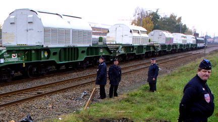 Un train de déchets nucléaires retraités à l'usine Orano de La Hague franchit le passage à niveau de Hoenheim en direction de l'Allemagne le 12 novembre 2001. (FRANCK FIFE / AFP)