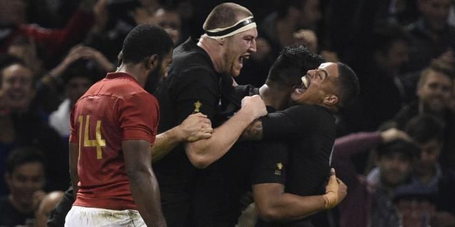 Julien Savea enlacé par ses coéquipiers après un nouvel essai face au XV de France en quarts de finale de la Coupe du monde 2015 (62-13)