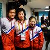 Le couple de patineurs nord-coréens Kim Ju-sik et Ryom Tae-ok, entourant leur coach Kim Hyon-son, aux Championnats des quatre continents de patinage artistique à Taipei, le 26 janvier 2018. Ils représentent leur pays aux JO de Pyeongchang (Corée du Sud). (ANTHONY WALLACE / AFP)