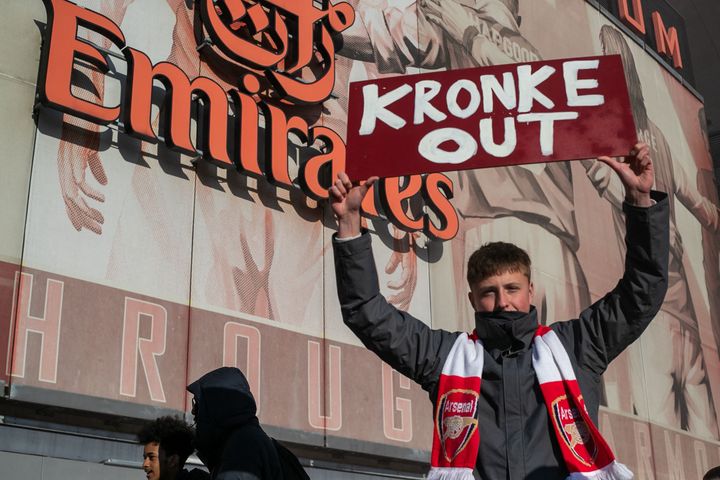 Un supporter d'Arsenal demande le départ du propriétaire Stan Kroenke, devant l'Emirates Stadium (MI NEWS / NURPHOTO)