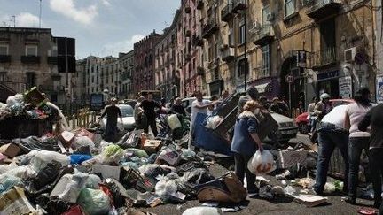 Des habitants protestent contre la crise des poubelles à Naples, en mai 2011. (ANNA MONACO / AFP)