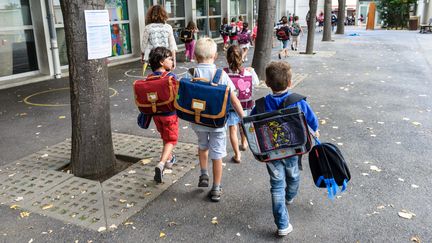 En France, le port de bandes réfléchissantes sur les cartables n'est pas obligatoire (CHRISTOPHE PETIT TESSON / MAXPPP)