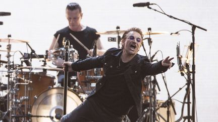 Bono de U2 sur scène au Twickenham Stadium de Londres le 9 juillet 2017.
 (Joel Ryan/AP/SIPA)