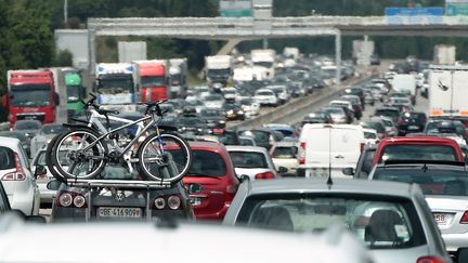 Des voitures sur l'A7 pr&egrave;s de Valence (Dr&ocirc;me) le 12 juillet 2014. (PHILIPPE DESMAZES / AFP)