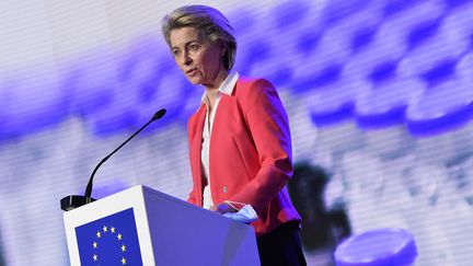 La présidente de la Commission européenne Ursula von der Leyen, lors d'une conférence de presse à Puurs (Belgique) le 23 avril 2021. (JOHN THYS / POOL / AFP)