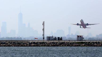 Un avion décolle de l'aéroport John F. Kennedy, à New York, le 25 mai 2015. (TREVOR COLLENS / AFP)