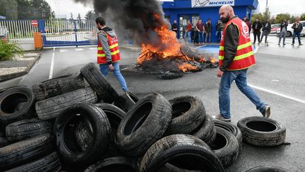 Des salariés sur le site Michelin de La Roche-sur-Yon, le 10 octobre 2019.&nbsp; (FRANCK DUBRAY / MAXPPP)