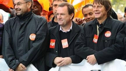 François Chérèque (d), Pascal Joly, Bernard Thibault (g) défilent contre la réforme des retraites le 8/10/10 à Paris. (AFP - Miguel Medina)