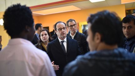 François Hollande visite un Centre d'accueil et d'orientation pour migrants (CAO) à Doué-la-Fontaine (Maine-et-Loire), le 29 octobre 2016. (JEAN-SEBASTIEN EVRARD / AFP)