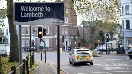 Jeudi 22 novembre, une voiture de police entre dans le quartier londonien de Lambeth, au sud de la capitale anglaise, o&ugrave; trois femmes disent avoir &eacute;t&eacute; r&eacute;duites en esclavage pendant trente ans par un couple de sexag&eacute;nairse.&nbsp; (DYLAN MARTINEZ / REUTERS )