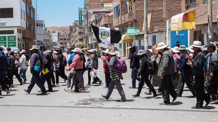 Des centaines de manifestants dans les rues de Juliaca, au Pérou, le 14 janvier 2023. (LUCAS AGUAYO ARAOS / ANADOLU AGENCY)