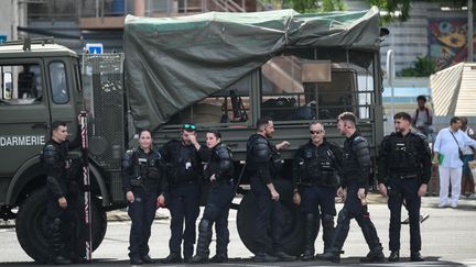 Des gendarmes sur une route qui mène à Fort-de-France, le 24 septembre 2024 en Martinique. (ED JONES / AFP)