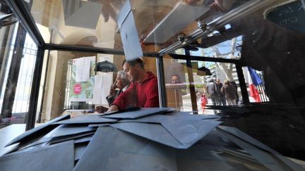 Dans un bureau de vote &agrave; Marseille (Bouches-du-Rh&ocirc;ne) le 22 avril 2012.&nbsp; (GERARD JULIEN / AFP)