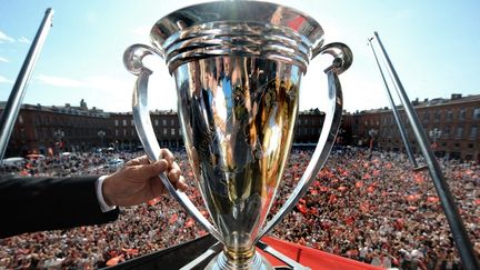 Le troph&eacute;e de la Coupe d'Europe du rugby le 23 mai 2010 &agrave; Toulouse.&nbsp; (REMY GABALDA / AFP)