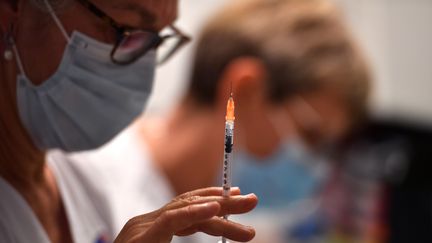 Une infirmière remplit une seringue avec le vaccin&nbsp;Pfizer-BioNtech contre le Covid-19, lundi 4 janvier 2021. (PASCAL GUYOT / AFP)