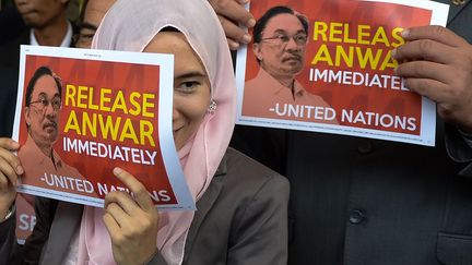 En septembre 2015, la fille d'Anwar Ibrahim, députée populaire de l'opposition malaisienne, avait lancé un appel à l'ONU et aux Etats-Unis pour faire libérer son père, qu'elle considère comme un prisonnier politique. Elle avait alors rencontré à Washington des responsables de la Maison Blanche, du département d'Etat et des élus du Congrès, comme le sénateur républicain John McCain. Dans les années 90, Anwar Ibrahim, aujourd'hui âgé de 68 ans, fut le vice-Premier ministre de Mahathir Mohamad, qui a gouverné la Malaisie jusqu'en 2003. Aujourd'hui, sous la gouvernance de Najib Razak, le régime malaisien a durci la répression à l'encontre de ses opposants. (MOHD RASFAN / AFP)