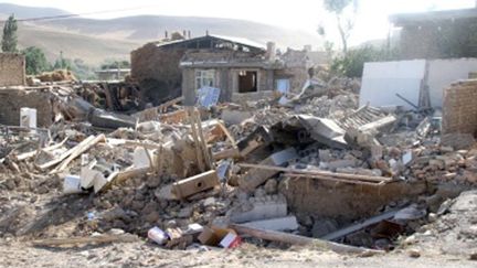 Une maison d&eacute;truite par le s&eacute;isme qui a touch&eacute; la ville de Bushehr (Iran) et fait 32 morts mardi 9 avril 2013. (REUTERS)