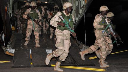 Des soldats nig&eacute;rians arrive &agrave; l'a&eacute;roport de Bamako, le 17 janvier 2013.&nbsp; (ISSOUF SANOGO / AFP)