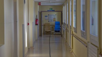 Dans un hôpital des Hautes-Alpes, le 28 avril 2022. (THIBAUT DURAND / HANS LUCAS / AFP)