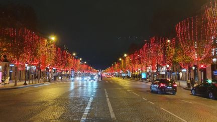 Les illuminations de Noël des Champs-Elysées, le 22 novembre 2020. (BORIS HALLIER / FRANCE-BLEU PARIS)