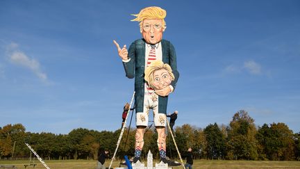 La statue de Trump réalisée par Franck Sheperd sera brûlée samedi 5 novembre pour commémorer la nuit du Bonfire à Edenbridge, en Angleterre.&nbsp; (LEON NEAL / GETTY IMAGES EUROPE)