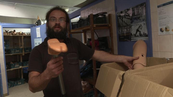 Guillaume, le trésorier de l’association Nav'Solidaire dans les locaux de l'atelier à Hauteville-sur-Mer.&nbsp; (L. Agorram / France Télévisions)