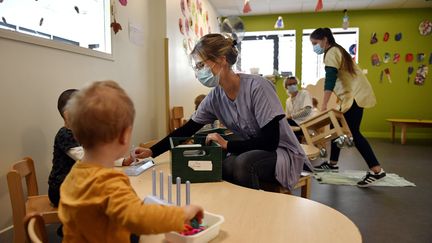 Une auxiliaire en puériculture joue avec des enfants dans une crèche à Nancy (Meurthe-et-Moselle), le 11 mai 2020. (MAXPPP)