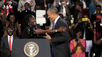 &nbsp; (Barack Obama et sa demie-soeur Auma Obama à Nairobi dimanche © REUTERS/Noor Khamis)