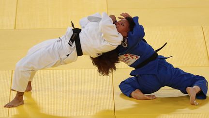 Le combat entre la Française Amandine&nbsp;Buchard et la Japonaise Ai Shishime, aux Masters de Doha, le 11 janvier 2021. (KARIM JAAFAR / AFP)