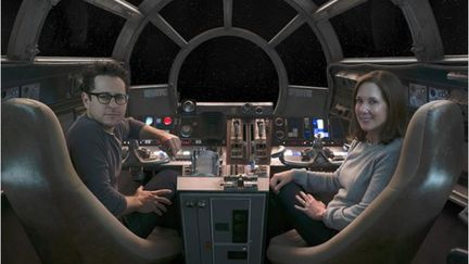 J.J. Abrams et la productrice Kathleen Kennedy aux manettes du "Faucon Millenium". (WALT DISNEY PICTURES / LUCASFILM)