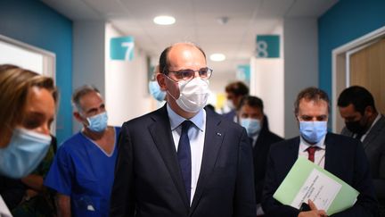 Le Premier ministre Jean Castex, lors de sa visite au Centre hospitalier Sud Essonne, à Etampes (Essonne), le 20 août 2021. (CHRISTOPHE ARCHAMBAULT / AFP)