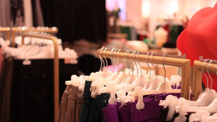 Soldes dans une boutiques de vêtements (photo d'illustration). (AURÉLIEN ACCART / RADIO FRANCE)