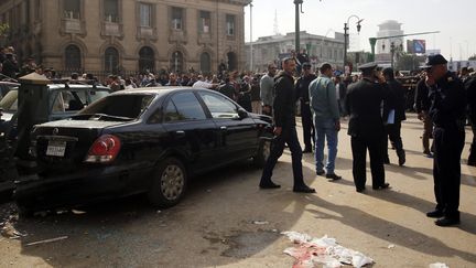 Les services de s&eacute;curit&eacute; &eacute;gyptiens&nbsp;devant la Cour supr&ecirc;me, au Caire (Egypte), apr&egrave;s l'explosion d'une bombe, lundi 2 mars 2015. (AMR DALSH / REUTERS)