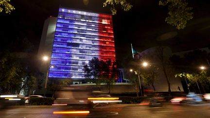 Les couleurs du drapeau français ornent la façade du bâtiment du Sénat mexicain à Mexico, samedi 14 novembre 2015. (TOMAS BRAVO / REUTERS)