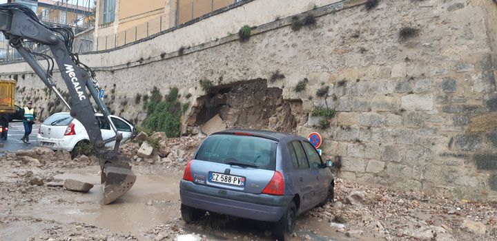 L'un des murs du lycée Henri IV s'est effondré à Béziers en raison des fortes pluies, le 23 octobre 2019. (STEPHANE IGLESIS / RADIO FRANCE)