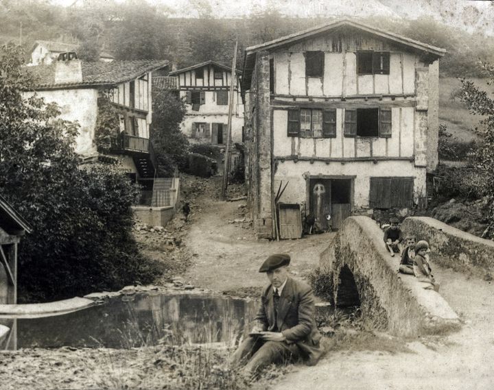 Tillac à Cambo-les-Bains, assis au bord de la Nive
 (Musée basque et de l’histoire de Bayonne)