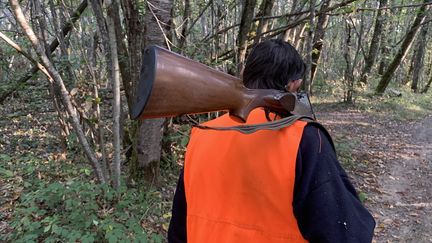 Un chasseur, fusil à l’épaule. Photo d'illustration. (EMMANUEL CLAVERIE / FRANCE-BLEU PÉRIGORD)