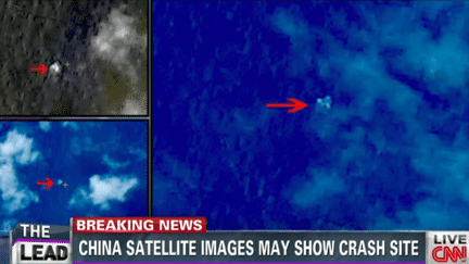 Capture d'&eacute;cran de&nbsp;CNN montrant une photo de possibles d&eacute;bris d'avion flottant au sud de la mer de Chine, rendue publique par le gouvernement chinois, le 12 mars 2014. (CNN / FRANCETV INFO)